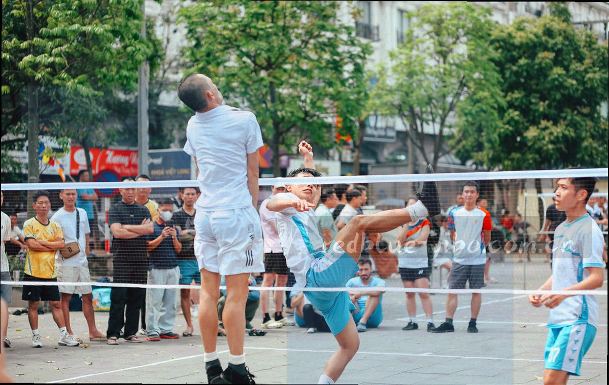 红蓝双线的经济差曲线图，上方叠加若干竖向版本节点标记，网格与刻度清晰